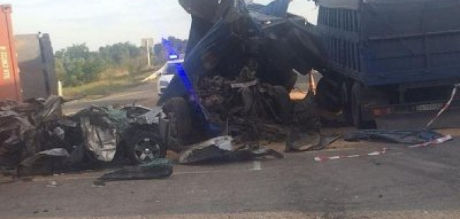 Легковушку зажало между грузовиками на Кубани: погибли два человека