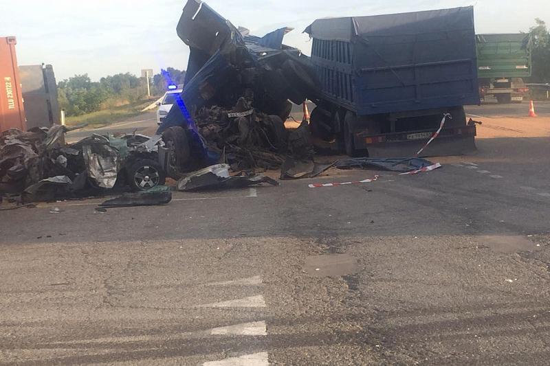 Легковушку зажало между грузовиками на Кубани погибли два человека