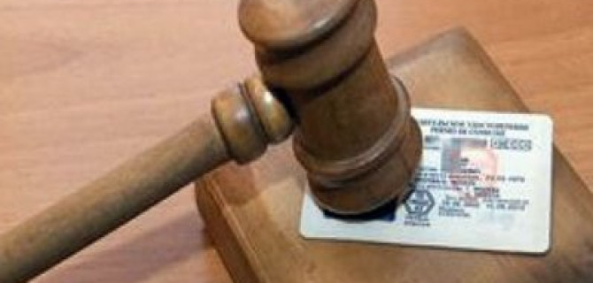 В Петербурге врача психбольницы обвиняют в лишении водителя прав "для галочки"