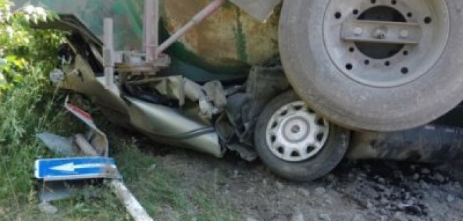 Автоцистерна раздавила легковушку на Серовском тракте