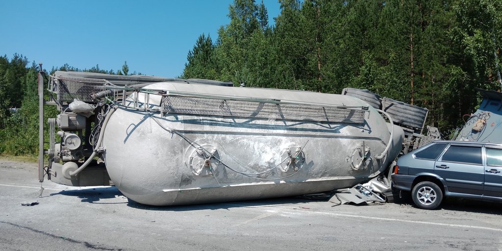 Автоцистерна раздавила легковушку на Серовском тракте (3)