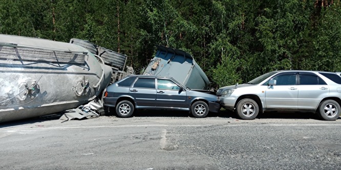 Автоцистерна раздавила легковушку на Серовском тракте (2)