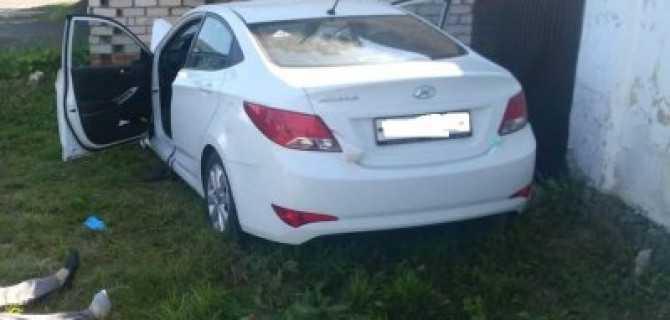 В Марий Эл автомобиль сбил пешехода и врезался в гараж – погибли три человека