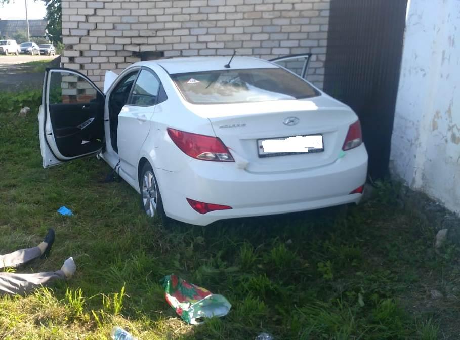 В Марий Эл автомобиль сбил пешехода и врезался в гараж – погибли три человека