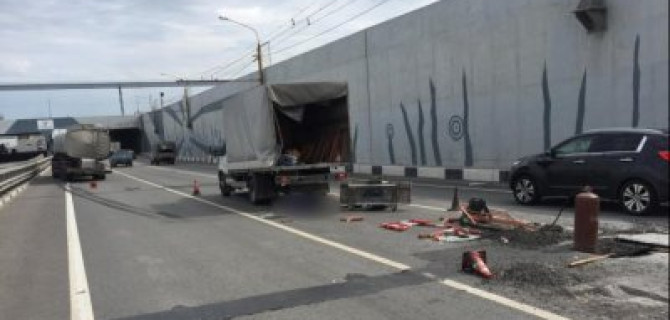 В Рязани грузовик сбил дорожных рабочих – один погиб