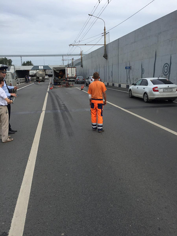 В Рязани грузовик сбил дорожных рабочих – один погиб (2)