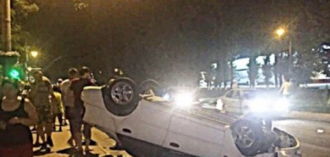 В Ростове после тройного ДТП опрокинулась иномарка