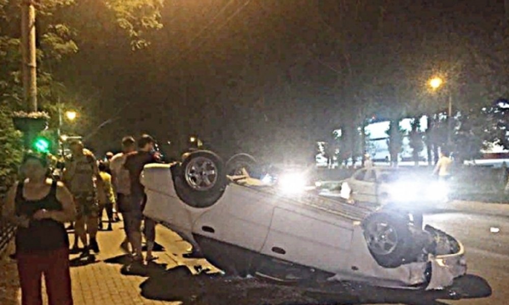 В Ростове после тройного ДТП опрокинулась иномарка (2)