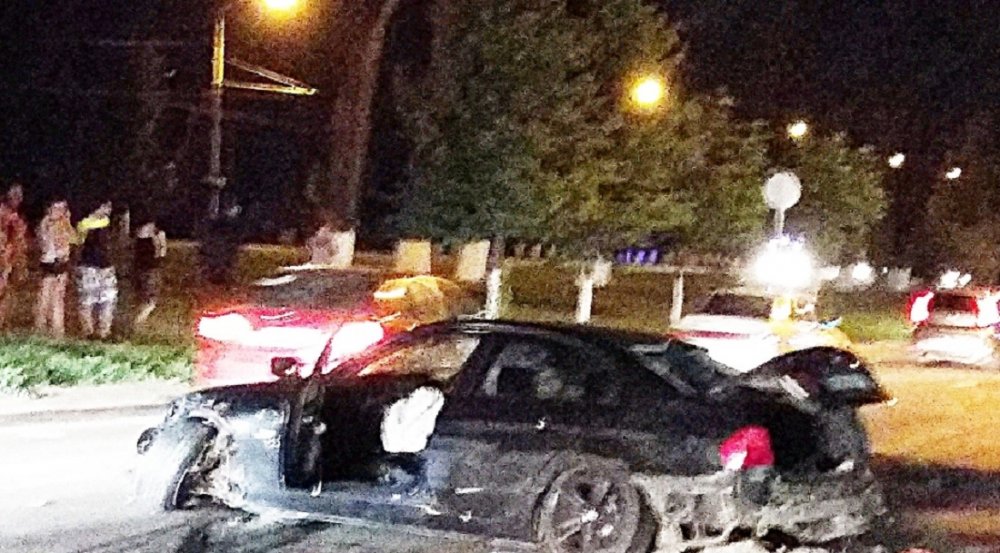 В Ростове после тройного ДТП опрокинулась иномарка (1)