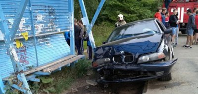 В Ижевске машина сбила подростков на остановке