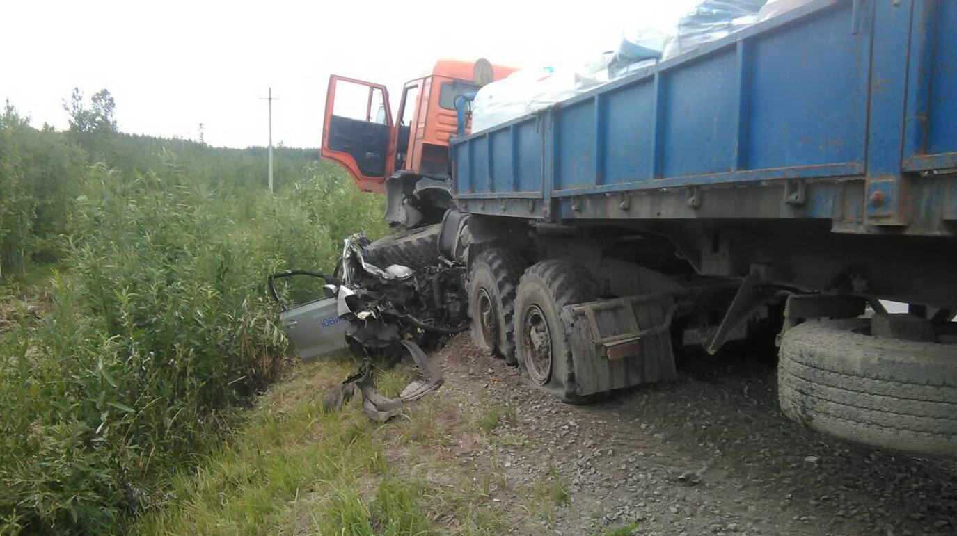 Три человека погибли в ДТП с КамАЗом в Югре