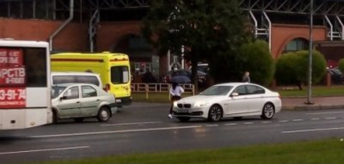 В Петербурге на Искровском проспекте иномарка сбила пешехода