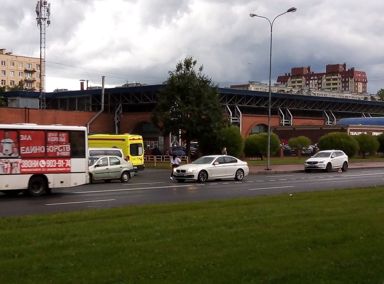 В Петербурге на Искровском проспекте иномарка сбила пешехода