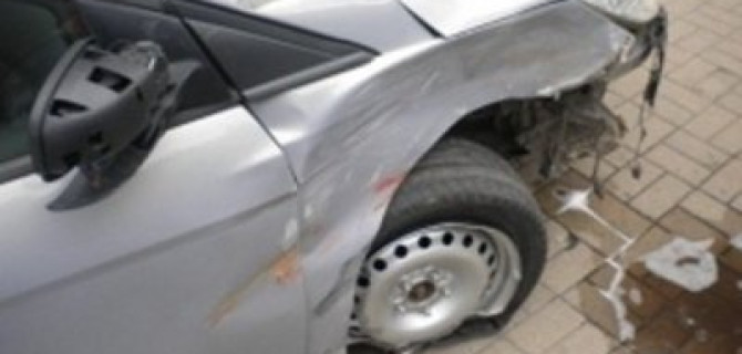 В центре Курска машина после ДТП сбила пешехода