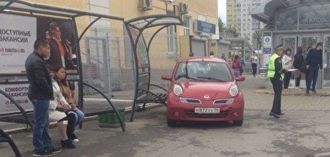 В Екатеринбурге иномарка влетела в остановку с людьми