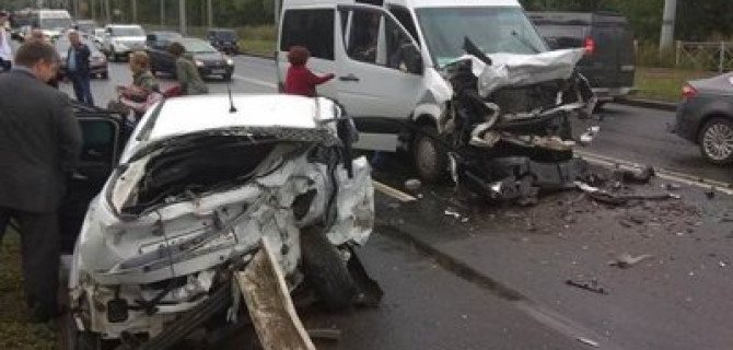 Пять человек пострадали в массовом ДТП в Петербурге