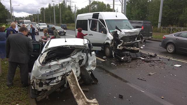 Пять человек пострадали в массовом ДТП в Петербурге
