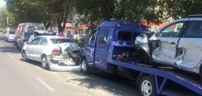 В массовом ДТП на севере Волгограда пострадали четыре человека