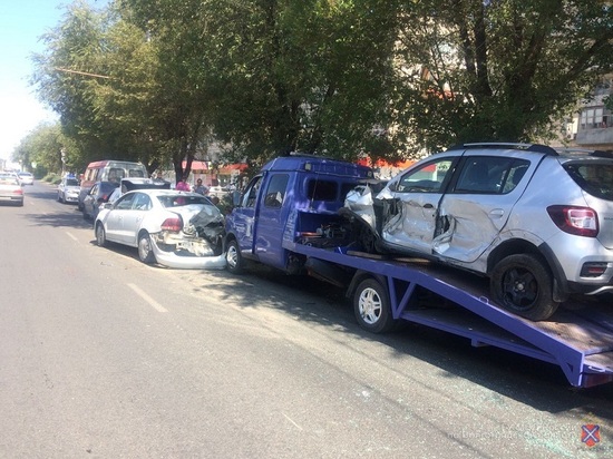 В массовом ДТП на севере Волгограда пострадали четыре человека