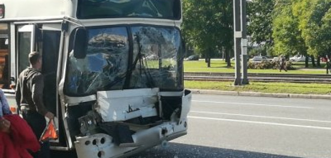 В ДТП с автобусами в Петербурге пострадали 7 человек