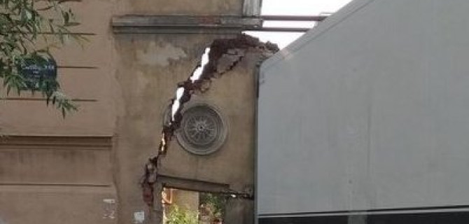 В Петербурге фура снесла арку XIX века
