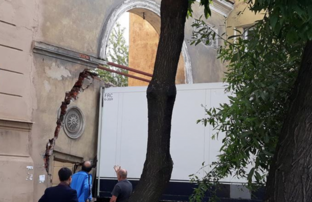 В Петербурге фура снесла арку XIX века (2)