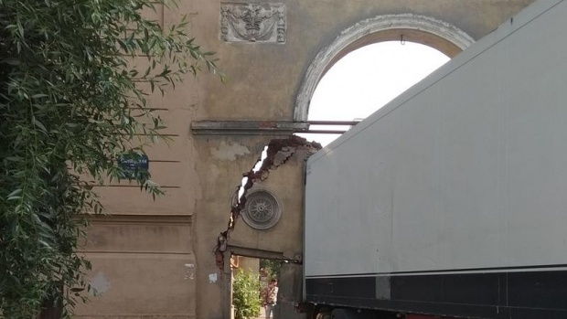 В Петербурге фура снесла арку XIX века (1)