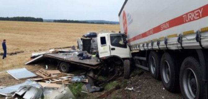 В ДТП с двумя грузовиками в Башкирии погиб водитель