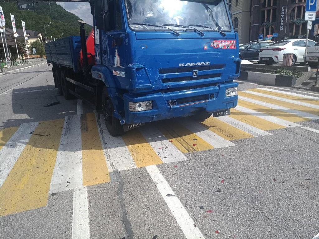Двое детей пострадали в ДТП с КамАЗом в Сочи (1)