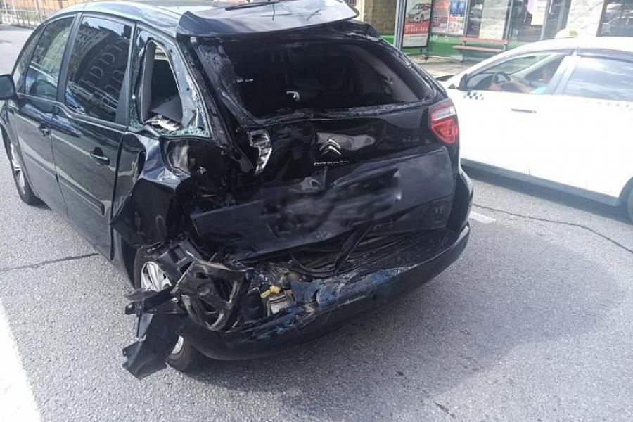 Двое детей пострадали в ДТП с КамАЗом в Сочи (2)