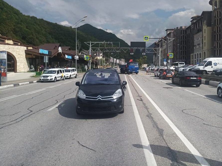 Двое детей пострадали в ДТП с КамАЗом в Сочи (3)