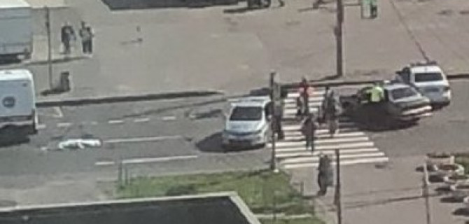 В Петербурге грузовик насмерть сбил мужчину