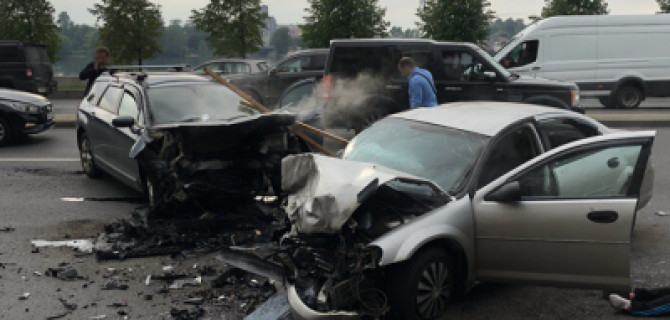 В ДТП на Малоохтинском в Петербурге пострадали два человека