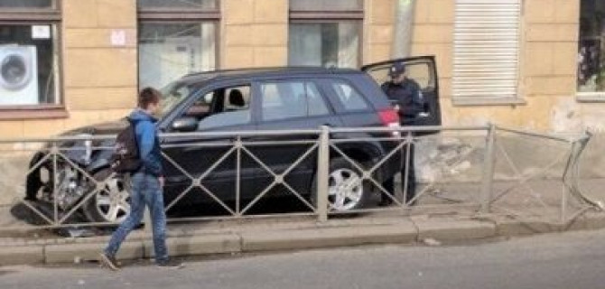 Автомобиль сбил женщину на тротуаре в Петербурге