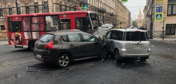 В Петербурге в ДТП с маршруткой пострадал человек