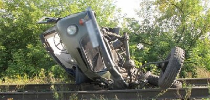 В Прокопьевске при столкновении тепловоза и УАЗа погибли два человека