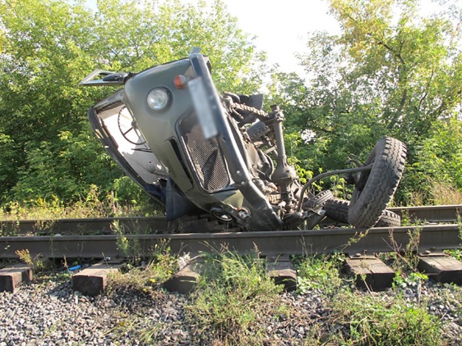 В Прокопьевске при столкновении тепловоза и УАЗа погибли два человека (2)