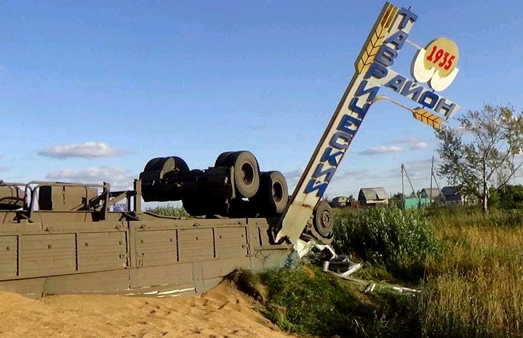 КамАЗ снес стелу «Таврический район» (2)