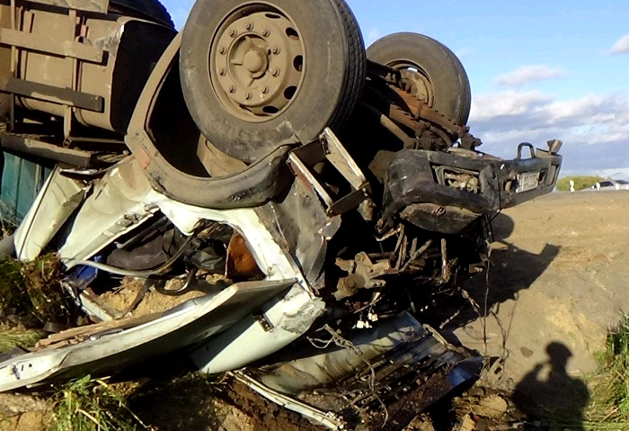 КамАЗ снес стелу «Таврический район» (1)