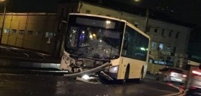 Два человека пострадали в ДТП с автобусом в Петербурге