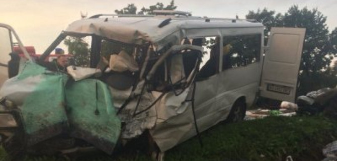 Четыре человека погибли в ДТП с грузовиком в Ленобласти