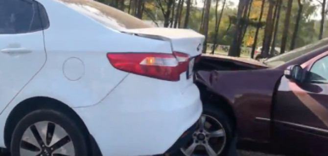 В Петербурге на пешеходном переходе столкнулись две иномарки 