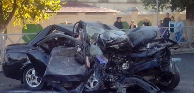 В Тамбове Lada Priora столкнулась с катком, четверо погибших 