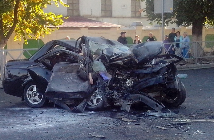 В Тамбове Lada Priora столкнулась с катком 4