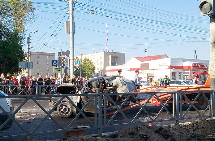 В Тамбове Lada Priora столкнулась с катком 3