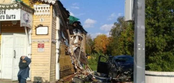 В Угличе "Мерседес" врезался в здание старого деревянного музея