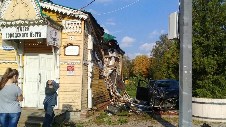 В Угличе "Мерседес" врезался в здание старого деревянного музея 2