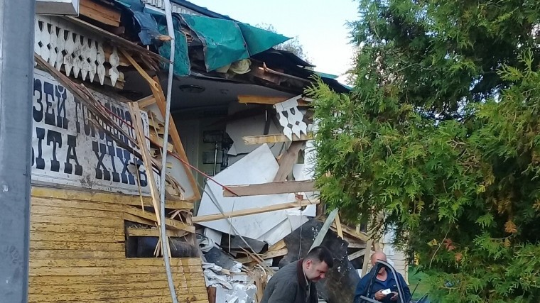 В Угличе "Мерседес" врезался в здание старого деревянного музея 1