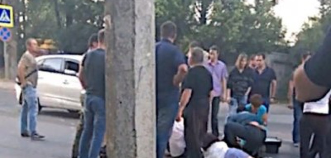В Ростове автомобиль сбил беременную женщину и трехлетнего ребенка