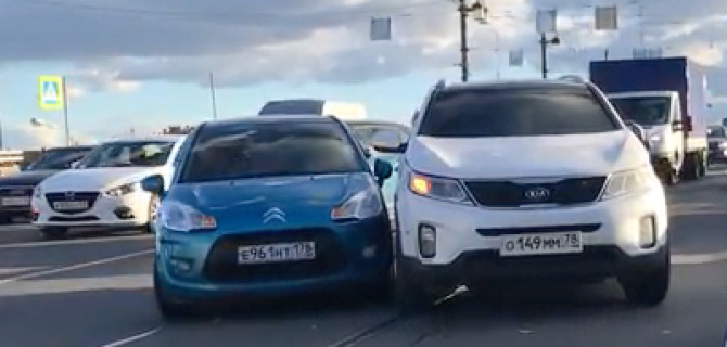 Две иномарки столкнулись на съезде с Литейного моста в Санкт-Петербурге